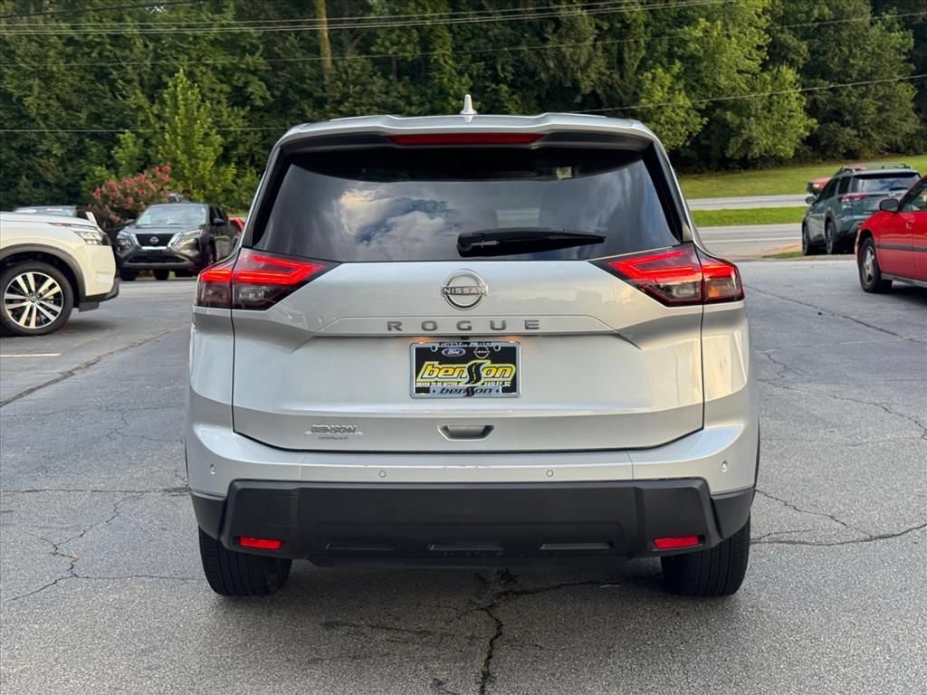 Certified 2025 Nissan Rogue SV FWD image 4