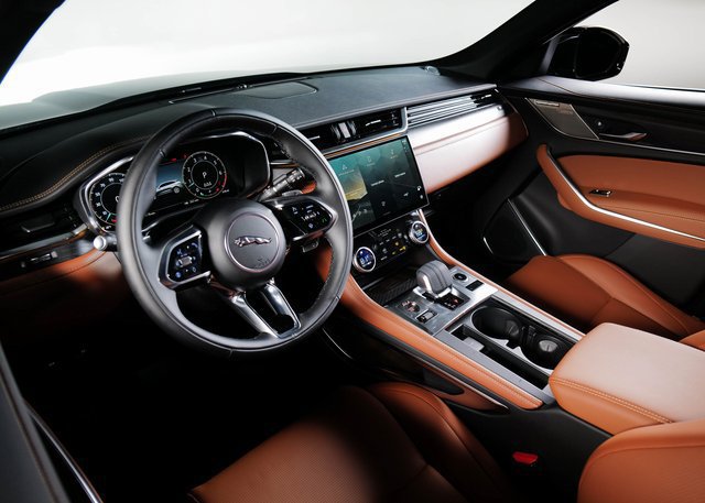 Certified 2025 Jaguar F-PACE R-Dynamic S AWD/4WD image 17