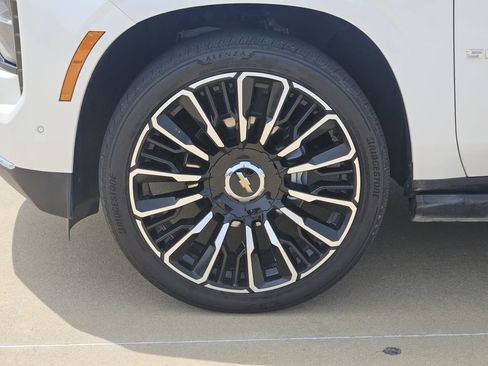 Used 2025 Chevrolet Suburban High Country AWD/4WD image 16