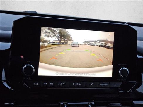 Used 2025 Nissan Pathfinder SV image 16