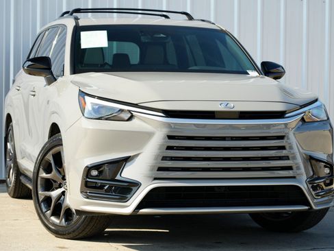 Used 2024 Lexus TX 500h AWD w/ Technology Package image 4