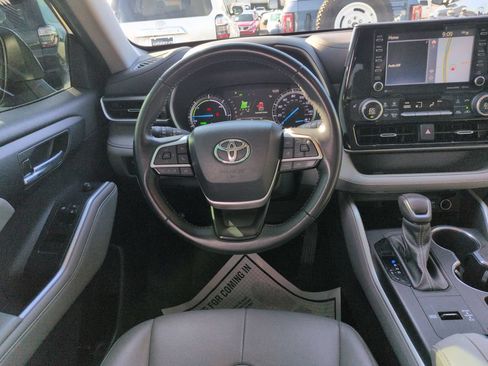 Used 2022 Toyota Highlander XLE FWD image 13