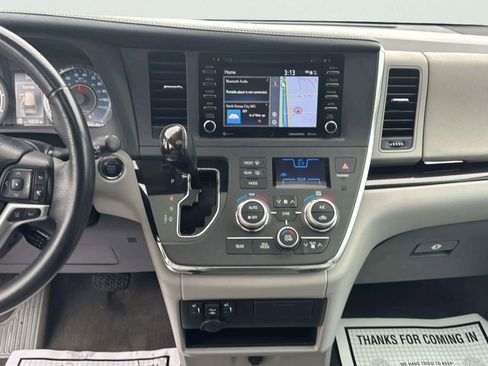Used 2018 Toyota Sienna XLE image 19