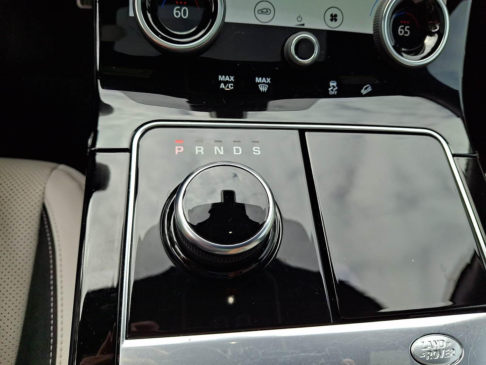 Used 2019 Land Rover Range Rover Velar R-Dynamic SE AWD/4WD image 13