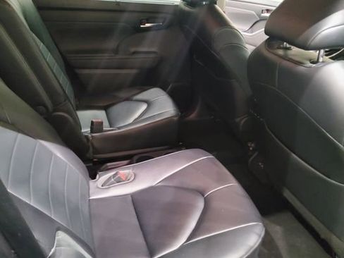 Used 2023 Toyota Highlander XLE FWD image 14