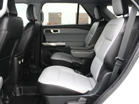 Used 2021 Ford Explorer XLT w/ Equipment Group 202A image 8