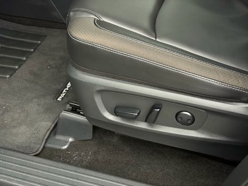 Certified 2025 Nissan Pathfinder SL image 13