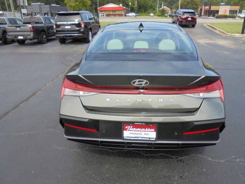 Used 2024 Hyundai Elantra Limited FWD image 4