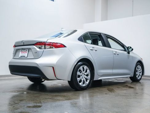 Used 2025 Toyota Corolla LE FWD image 9