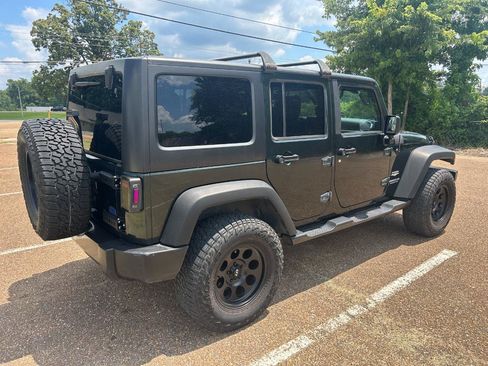 Used 2011 Jeep Wrangler Unlimited Sahara w/ Dual Top Group AWD/4WD image 4