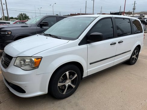 Used 2016 Dodge Grand Caravan American Value Package w/ UConnect Hands-Free Group FWD image 2