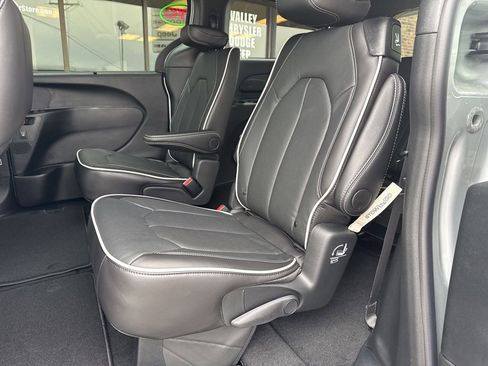 New 2026 Chrysler Pacifica Limited image 36