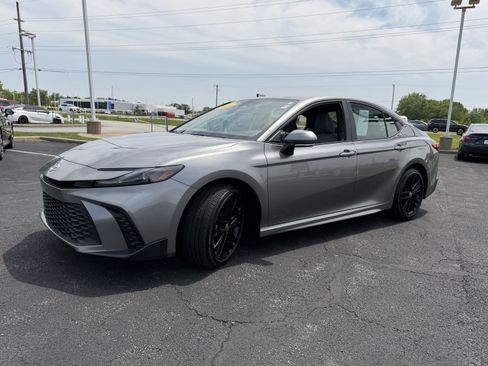 Certified 2025 Toyota Camry SE FWD image 4
