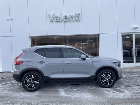 Certified 2025 Volvo XC40 B5 Core image 3