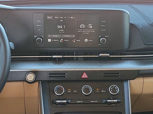 Used 2024 Kia Carnival LX image 10