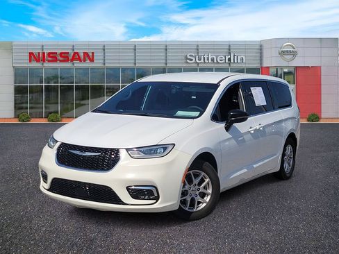 Used 2024 Chrysler Pacifica Touring FWD image 1
