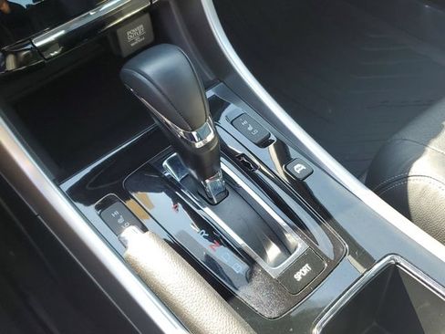 Used 2017 Honda Accord Touring image 31