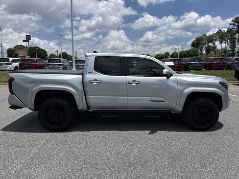 Used 2024 Toyota Tacoma SR5 w/ SR5 Upgrade Package AWD/4WD image 11