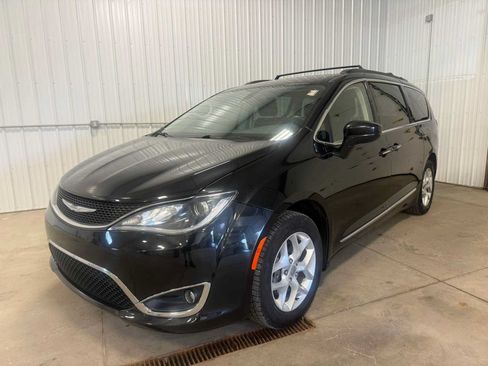 Used 2017 Chrysler Pacifica Touring-L w/ Tire & Wheel Group FWD image 1