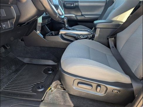 Used 2022 Toyota Tacoma SR5 w/ Technology Package image 9