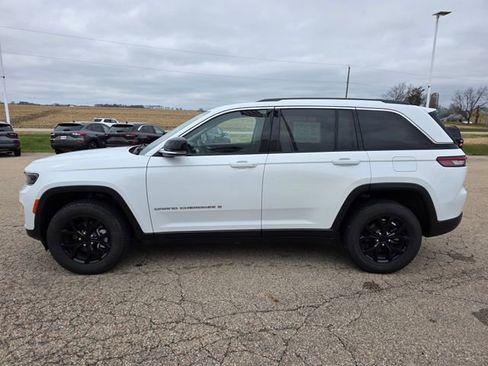 Used 2023 Jeep Grand Cherokee Limited image 31