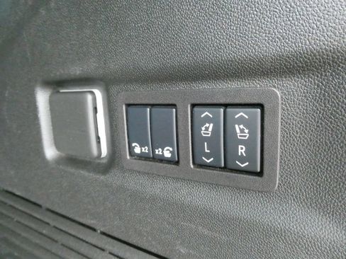 Certified 2025 Chevrolet Suburban High Country AWD/4WD image 18