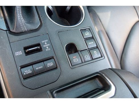Used 2023 Toyota Highlander XLE AWD/4WD image 25