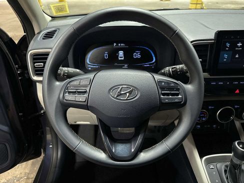 Used 2023 Hyundai Venue Limited FWD image 18
