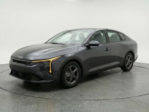 Used 2025 Kia K4 LXS image 3
