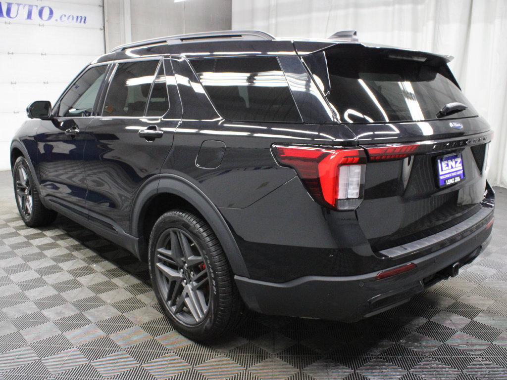 Used 2025 Ford Explorer ST-Line w/ ST-Line Street Pack AWD/4WD image 7