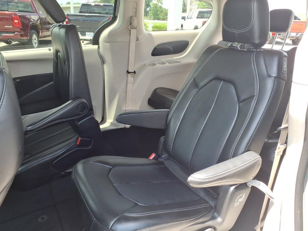 Used 2024 Chrysler Pacifica Touring-L FWD image 13