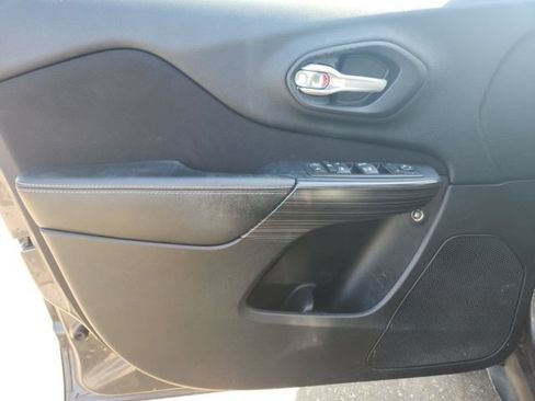 Used 2016 Jeep Cherokee Latitude FWD image 23