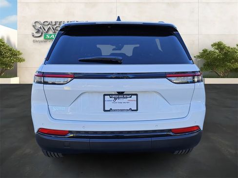 New 2025 Jeep Grand Cherokee Altitude image 4