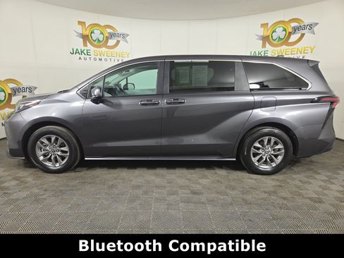 Used 2025 Toyota Sienna LE image 4