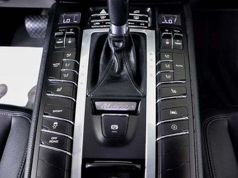 Certified 2020 Porsche Macan AWD/4WD image 17