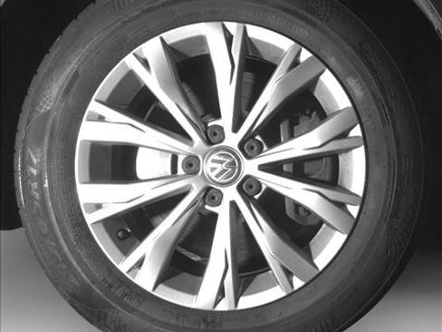 Used 2018 Volkswagen Tiguan S image 15