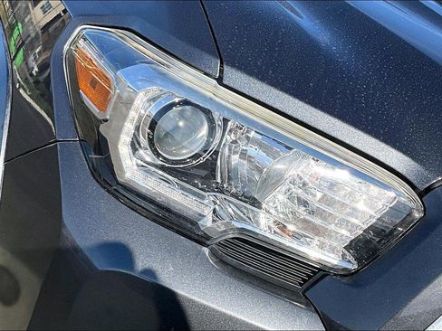 Used 2016 Toyota Tacoma TRD Sport image 29