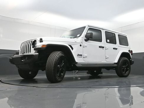 Used 2022 Jeep Wrangler Unlimited Sahara AWD/4WD image 27