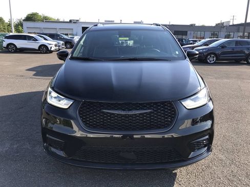 Used 2025 Chrysler Pacifica Limited FWD image 8