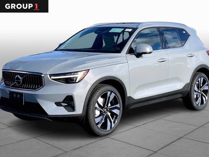 New 2025 Volvo XC40 B5 Plus w/ Protection Package Premier