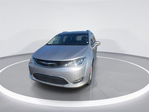 Used 2020 Chrysler Pacifica Touring-L image 4