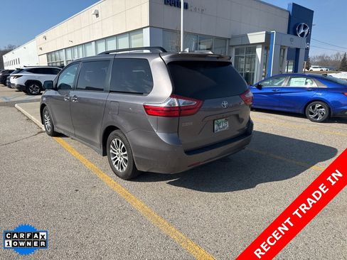 Used 2018 Toyota Sienna XLE w/ XLE Navigation Package image 5