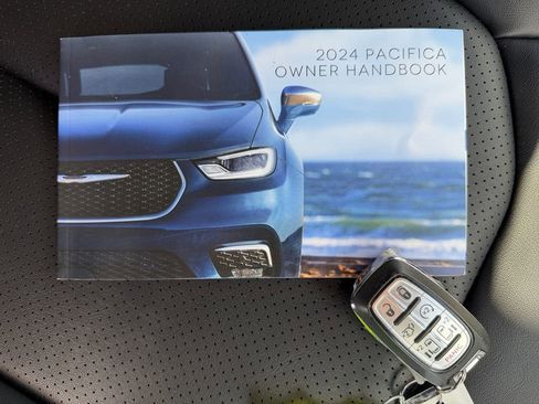 Used 2024 Chrysler Pacifica Touring-L image 30