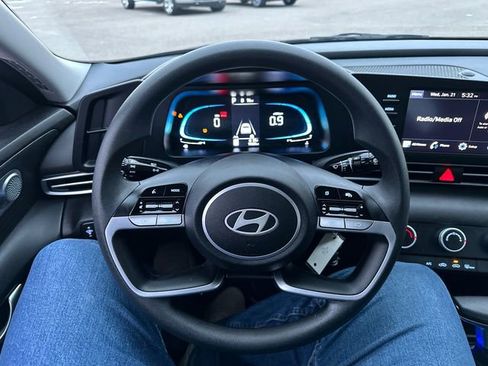 Used 2025 Hyundai Elantra SE image 29