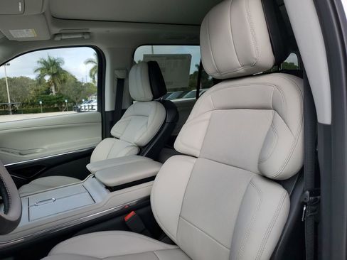 New 2025 Lincoln Navigator Reserve AWD/4WD image 22