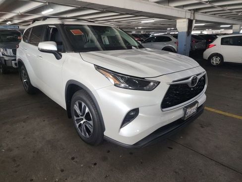 Used 2023 Toyota Highlander XLE FWD image 1