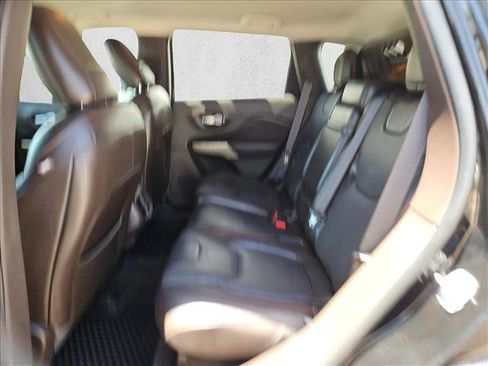 Used 2017 Jeep Cherokee Trailhawk AWD/4WD image 19