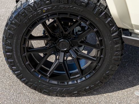 New 2025 Ford Bronco Badlands image 16