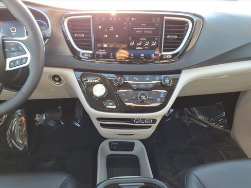 Used 2024 Chrysler Pacifica Touring-L image 14