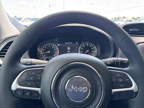 Used 2021 Jeep Renegade Latitude AWD/4WD image 19